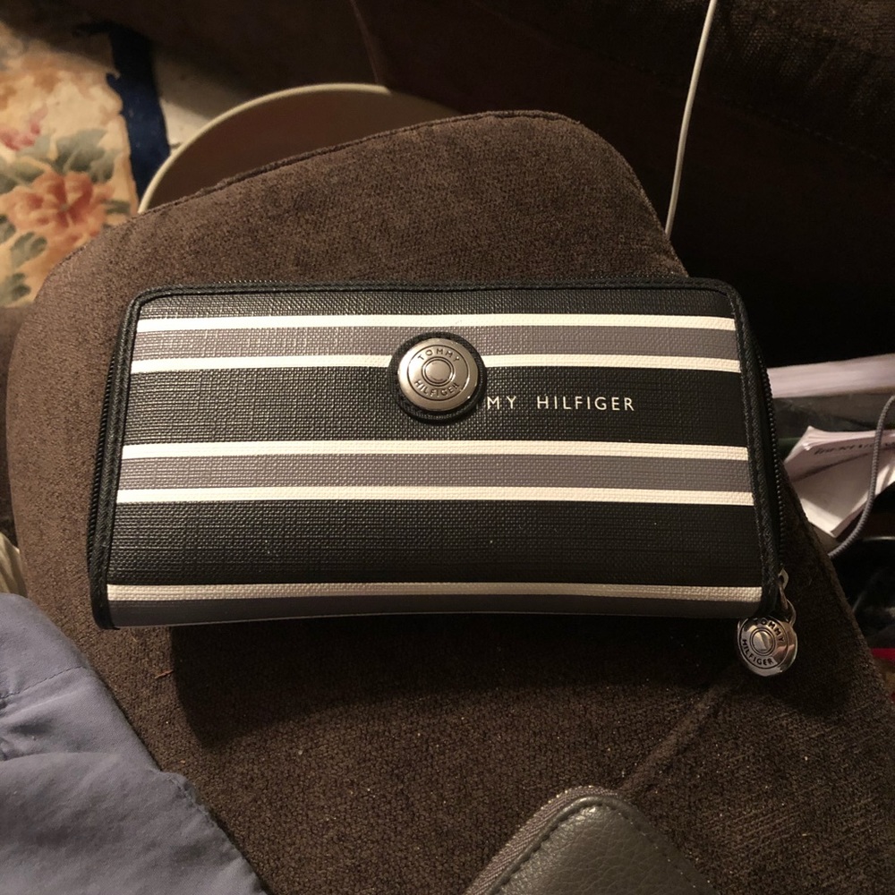 Tommy Hilfiger zip around wallet